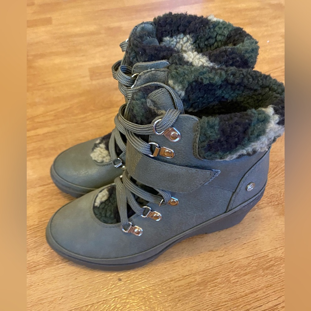 Juicy Couture Camo Fur
Wedge Boots Gray Olive Y2K
Gorpcore Hiker Ankle Bootie